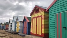 墨尔本南部迷人的布莱顿海滩，一排排独具特色的彩虹小木屋