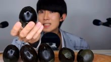 韩国小伙吃“中国皮蛋”，小眼里溢满了恐慌，最后还不是真香了？