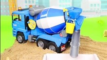 工程车玩具卡通：水泥搅拌车和垃圾车建房子