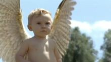 怪异婴儿长出翅膀，妈妈害怕失去他，竟拿绳子绑住他 