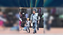 本-阿弗莱克带儿子逛迪士尼 为自己47岁庆生