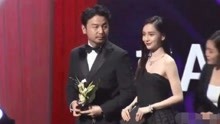 釜山电影节最大亮点，Angelababy给雷佳音颁奖，雷佳音一脸懵