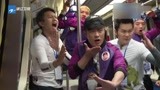 跑男来了：邓超带头在地铁里跳“钢管舞”，网友：没眼看啊！