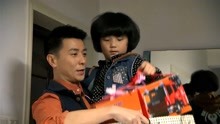 火线英雄：小伟过生日，安佳伟买来玩具车送给小伟，太喜欢了