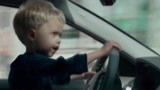 最萌警探：一岁小孩开车上高速，还把警察当猴耍，副驾驶被吓傻！
