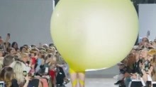 女模特走气球时装秀，不料气球突然漏气，下一秒观众全不淡定了！