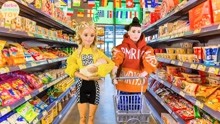 芭比和肯带小婴儿逛超市