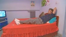 李哲躺床上看电视分析剧情，直呼完了，怎料是他完了！