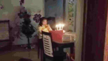 泪目！战疫医生站门外为女儿庆生 唱生日歌唱到哽咽
