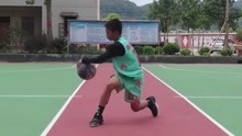 加油，少年！独臂篮球少年CBA复赛为易建联跳球