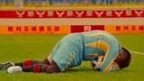 笑林足球：守门员为了守住球真是拼了，头被撞伤晕倒！