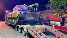 直击广汉市鞭炮厂爆炸灭火现场：消防坦克出动 铺设4公里供水干线