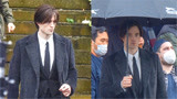 帕丁森隔离后重返新《蝙蝠侠》片场，黑西装手撑雨伞帅气绅士