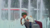 神通乡巴佬：农村小伙初次进城，用喷泉的水刷牙，真是奇葩！