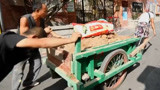 施工队辛苦处理垃圾 打工人不怕辛苦