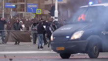 荷兰爆发大规模反封锁示威活动：抗议者当街烧车 砸烂店铺 