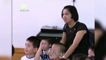 孩子一去幼儿园就哭，妈妈不忍心，只能坐在教室陪着孩子！