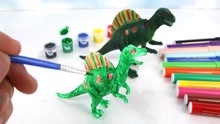 看着恐龙模型给白色恐龙涂上颜色