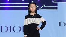 線上看 李小璐女兒甜馨為時尚大牌走秀 小小年紀走出名模氣場 (2021) 帶字幕 中文配音，國語版