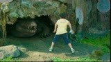 百万巨鳄：哪里来的熊孩子，跑进鳄鱼园里喂鳄鱼，真是不怕死啊