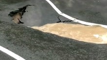 郑州暴雨后多处道路塌陷！路面如巧克力般“融化” 积水不断溢出
