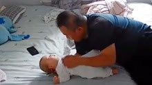 铁汉柔情！宝宝趴着睡 爸爸惊醒以为宝宝窒息 吓坏了