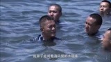 火蓝刀锋48：新兵第一次出海遇漏船，被迫跳海，想活命只能游回去