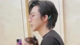 路透：刘宇宁金丝眼镜散发出男人魅力 瞬间被征服