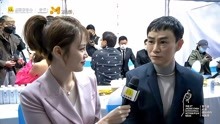 动作演员陈虎后台采访 背景中的成龙和吴京太抢镜了！