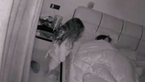 父亲把女儿捆起来干 太意外！妈妈睡觉总觉得被盯着看，翻看监控被画面吓坏！-资讯-搜索最新资讯-爱奇艺