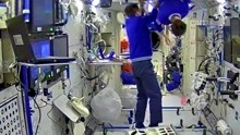 12月23日，中国载人航天工程办公室发布 神舟十三号航天员在轨最新影像。在轨人系统研究包括了航天员的各项数据，微重力环境下航天员的身高变化不仅关系到航天员的外在体型变化，还关系到对 航天员骨骼状态的检查。来看看神舟十三号 航天员在微重力环境下如何测量身高