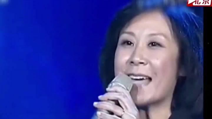 苏小明老师不仅会演戏，还是著名的歌唱家，一首《军港之夜》绝了