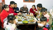 [图]大年三十年夜饭，农村一家四代同堂10个人，欢欢喜喜过大年