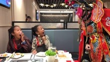 中国小伙在美国餐厅打工，表演国粹川剧变脸，老外看后秒变表情包