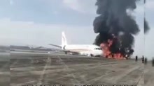 重庆江北国际机场一航班偏出跑道起火 现场火已扑灭