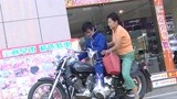 巴啦啦小魔仙81：游乐王子骑摩托车，老奶奶搭顺风车