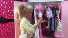 芭比娃娃在家里整理房间收拾卫生，把乱糟糟的衣服都放进衣柜