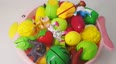一盆子的水果和蔬菜里藏了好多熊出没玩具 快来找找看吧