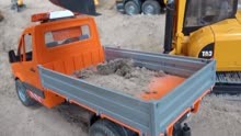 挖掘机让翻斗车运输土