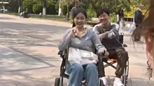 95后买电动轮椅坐游大明湖引争议 当事人：轮椅已送给了奶奶使用