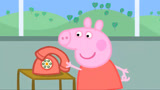 小猪佩奇：猪妈妈和佩奇学救火，救火电话一响，猪妈被吓到了