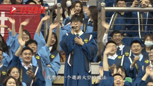 青岛大学两个男生合唱《我会等》，台下同学疯狂挥手