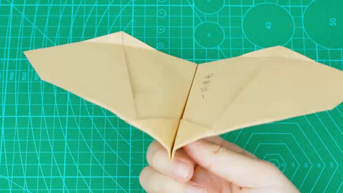 纸飞机的神作品!飞行时像蝙蝠一样扇动翅膀