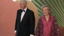 白宫晚宴：美国前总统克林顿妻子希拉里奇葩日式礼服招群嘲