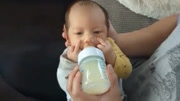 刚出生宝宝喝奶一脸不屑