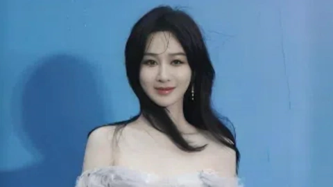 Tonton online 紅毯造型遇上10級狂風，楊紫顫顫巍巍，看到袁詠儀：魔法打敗魔法 (2025) Sarikata BM Dabing dalam Bahasa Cina